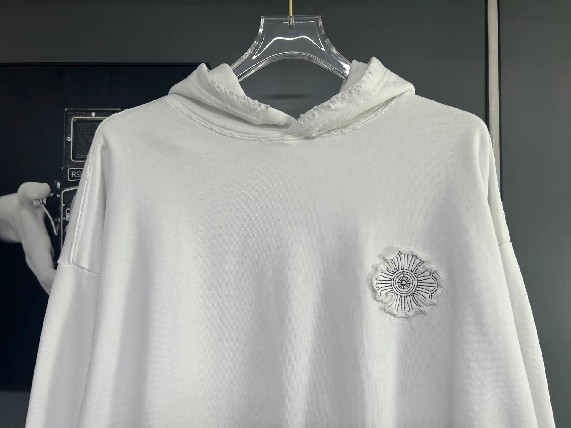 P310 𝗖𝗵𝗿𝗼𝗺𝗲 𝗛𝗲𝗮𝗿𝘁𝘀/Cro Heart 2025 Cross Patch Embroidery Summer New Original Single Counter American Acid Washed Distressed Laser Burnt Patch Embroidery Couple Casual Hooded Sweatshirt 👑The highest version! Customized fabric 440g tripe terry fabric! American acid-washed and distressed original fabric laser burnt ✟appliqué embroidery and exquisite embroidery of letters! The best-selling model at the counter. It is very comfortable to wear. It is low-key yet luxurious. It is very classy when worn. The large size and tailoring are needless to say. The upper body is exquisite and vivid. 👍High-end first-class materials. A truly palace-level product. The cotton from Turkey is of outstanding quality. After heavy washing, the clothes are very soft! Not picky, the upper body is absolutely stylish and extremely luxurious. Auxiliary materials: The original model has been authenticated and labeled ➕100% silk washed with water label. Genuine purchase-grade original hangtag➕matching hanging rope➕3D hanging beads➕original packaging bag. Craftsmanship: The original version has consistent wiring! The highest version of the armhole matching technique! Countless times of pattern making to 100% restore the original appearance! The correct version is the same for men and women, super eye-catching, super good-looking, and super atmospheric! Color: White Black Royal Blue Size, XS S M L
